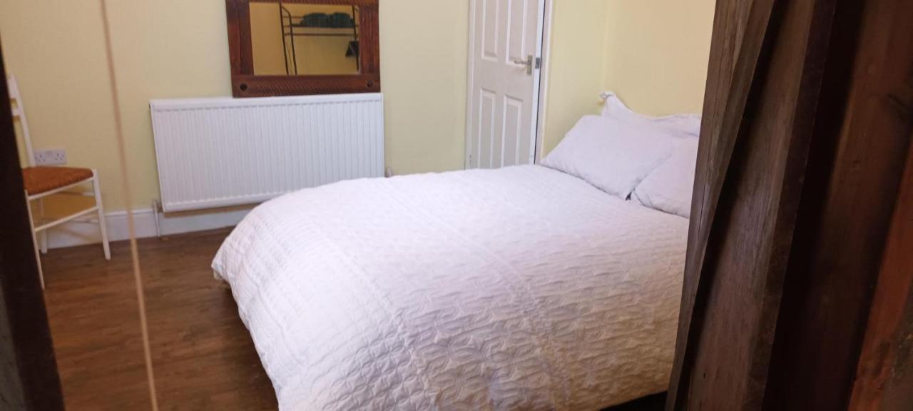 Room With Luxury Private Bathroom & Independent Entrance Near Tube ลอนดอน ภายนอก รูปภาพ