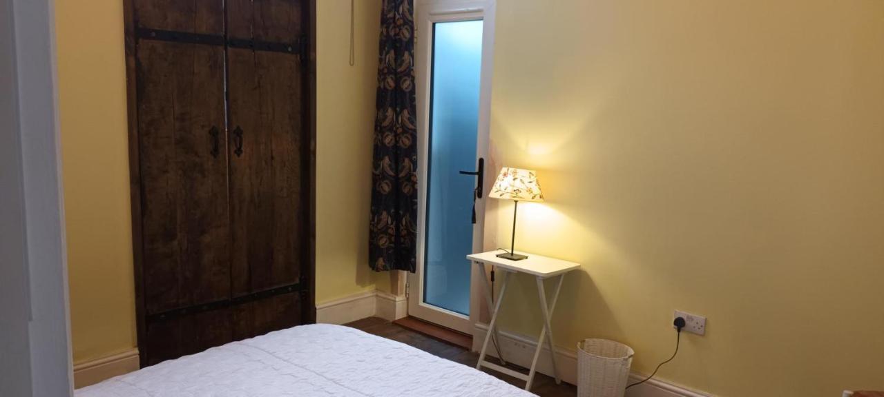 Room With Luxury Private Bathroom & Independent Entrance Near Tube ลอนดอน ภายนอก รูปภาพ