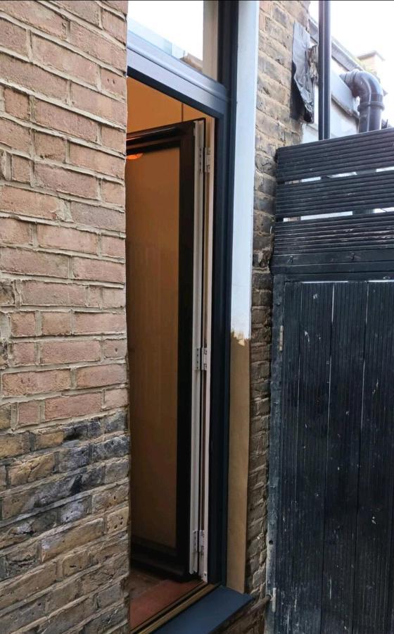 Room With Luxury Private Bathroom & Independent Entrance Near Tube ลอนดอน ภายนอก รูปภาพ