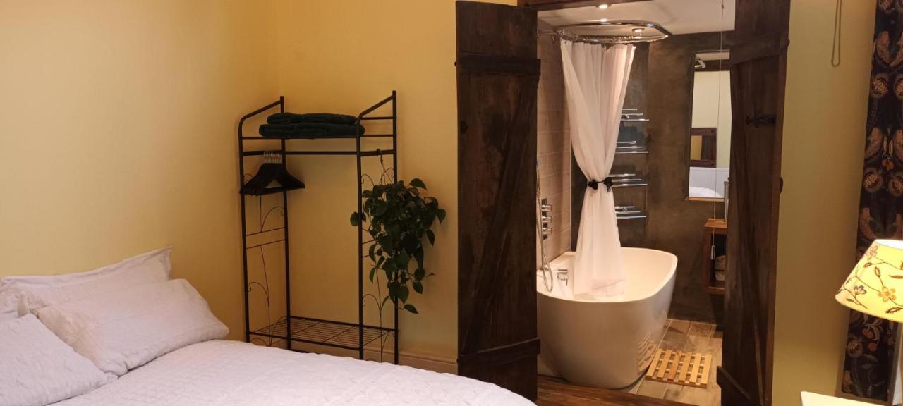 Room With Luxury Private Bathroom & Independent Entrance Near Tube ลอนดอน ภายนอก รูปภาพ