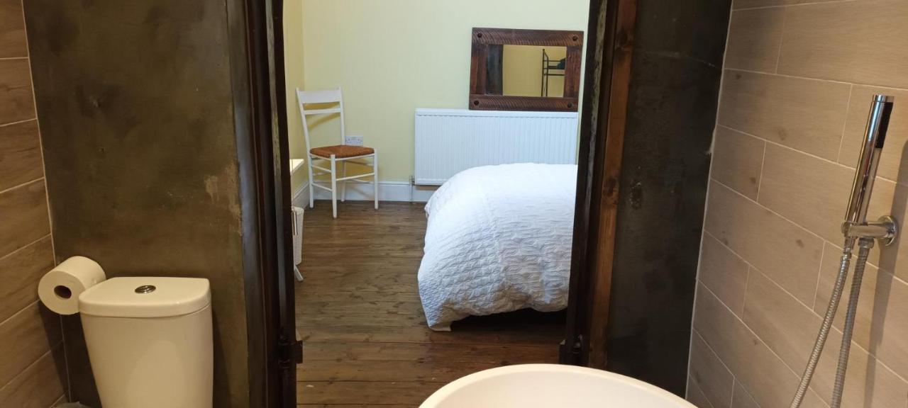 Room With Luxury Private Bathroom & Independent Entrance Near Tube ลอนดอน ภายนอก รูปภาพ