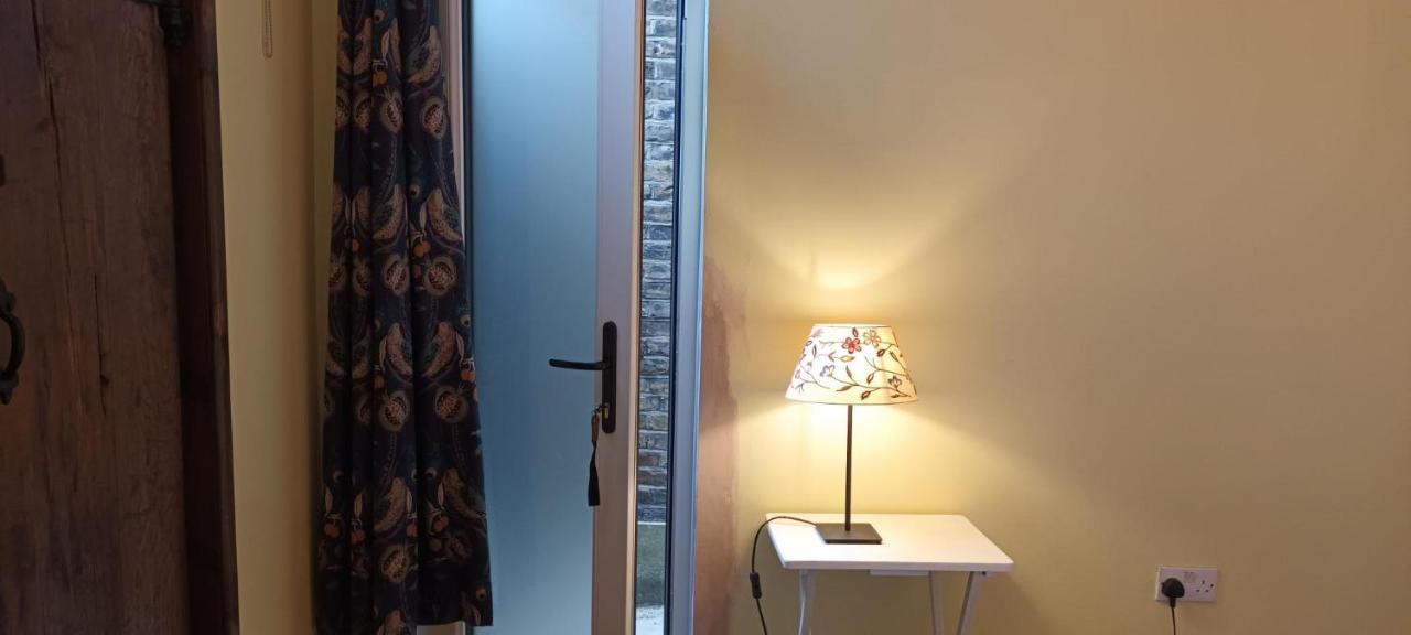 Room With Luxury Private Bathroom & Independent Entrance Near Tube ลอนดอน ภายนอก รูปภาพ