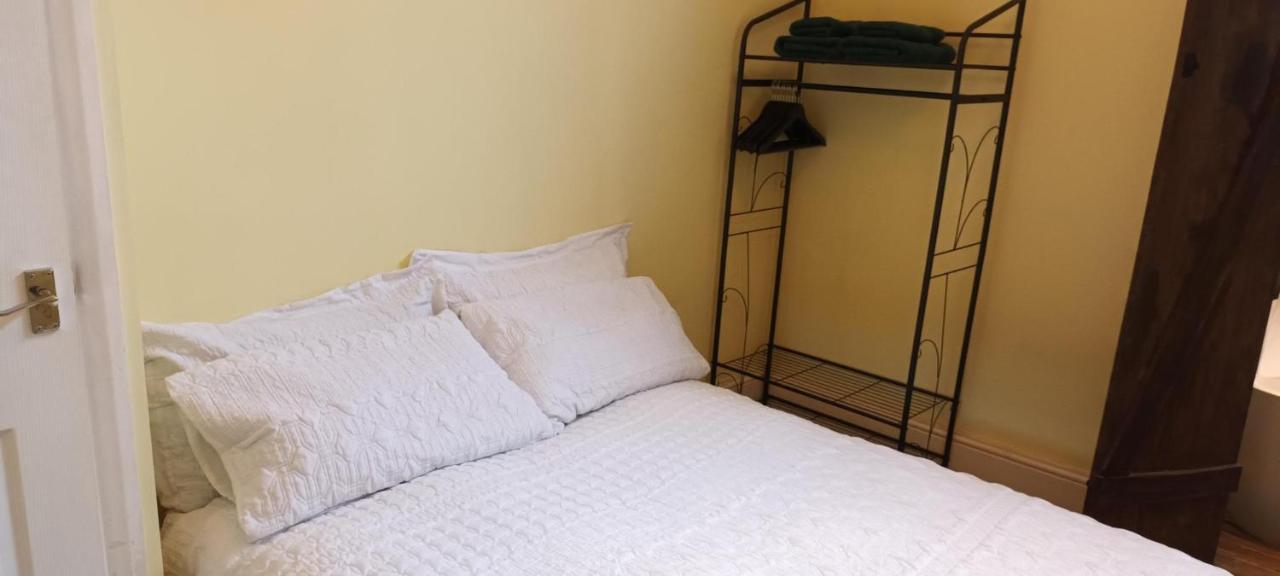 Room With Luxury Private Bathroom & Independent Entrance Near Tube ลอนดอน ภายนอก รูปภาพ