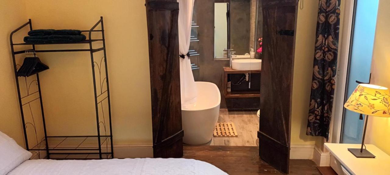 Room With Luxury Private Bathroom & Independent Entrance Near Tube ลอนดอน ภายนอก รูปภาพ