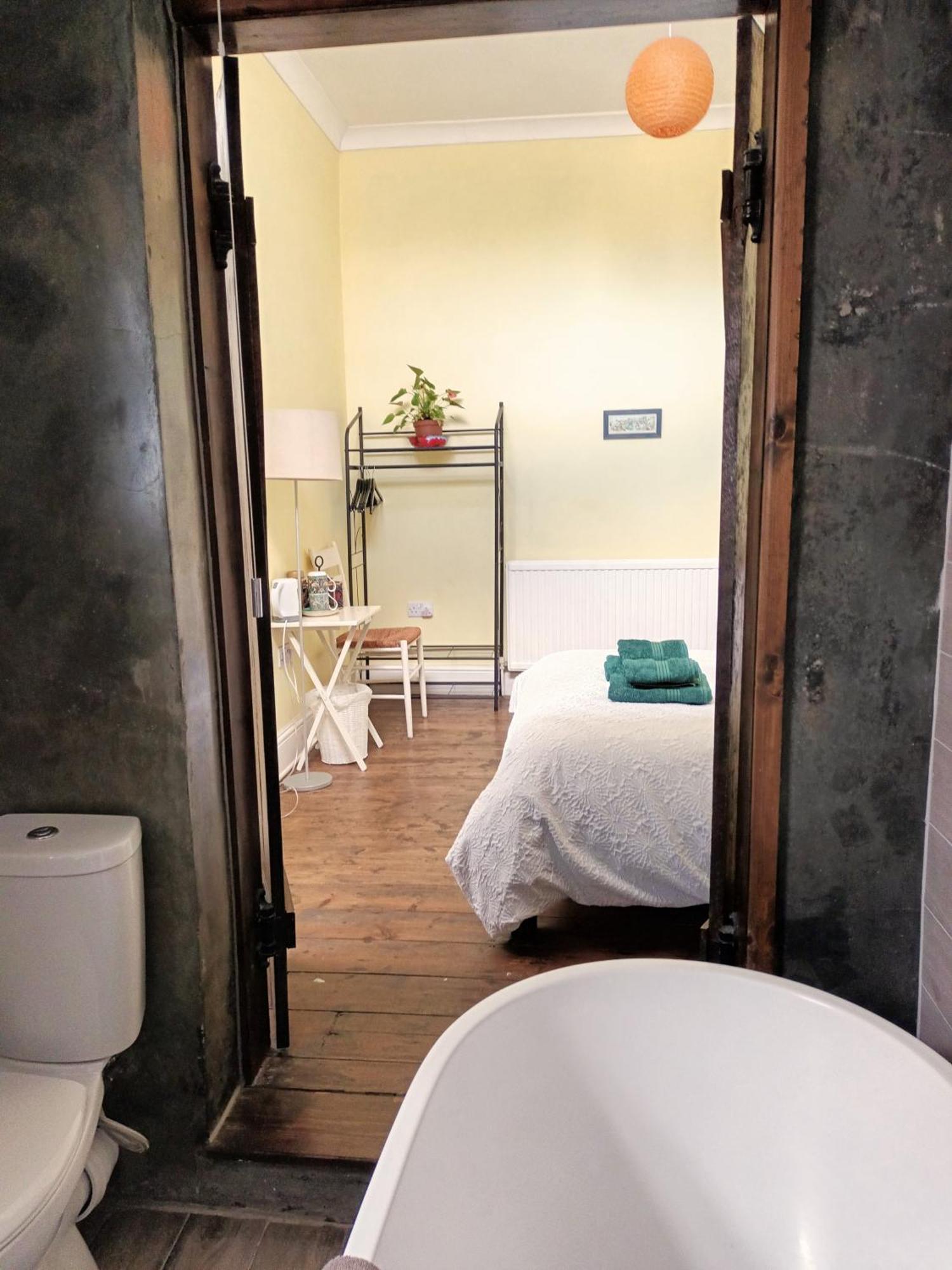 Room With Luxury Private Bathroom & Independent Entrance Near Tube ลอนดอน ภายนอก รูปภาพ
