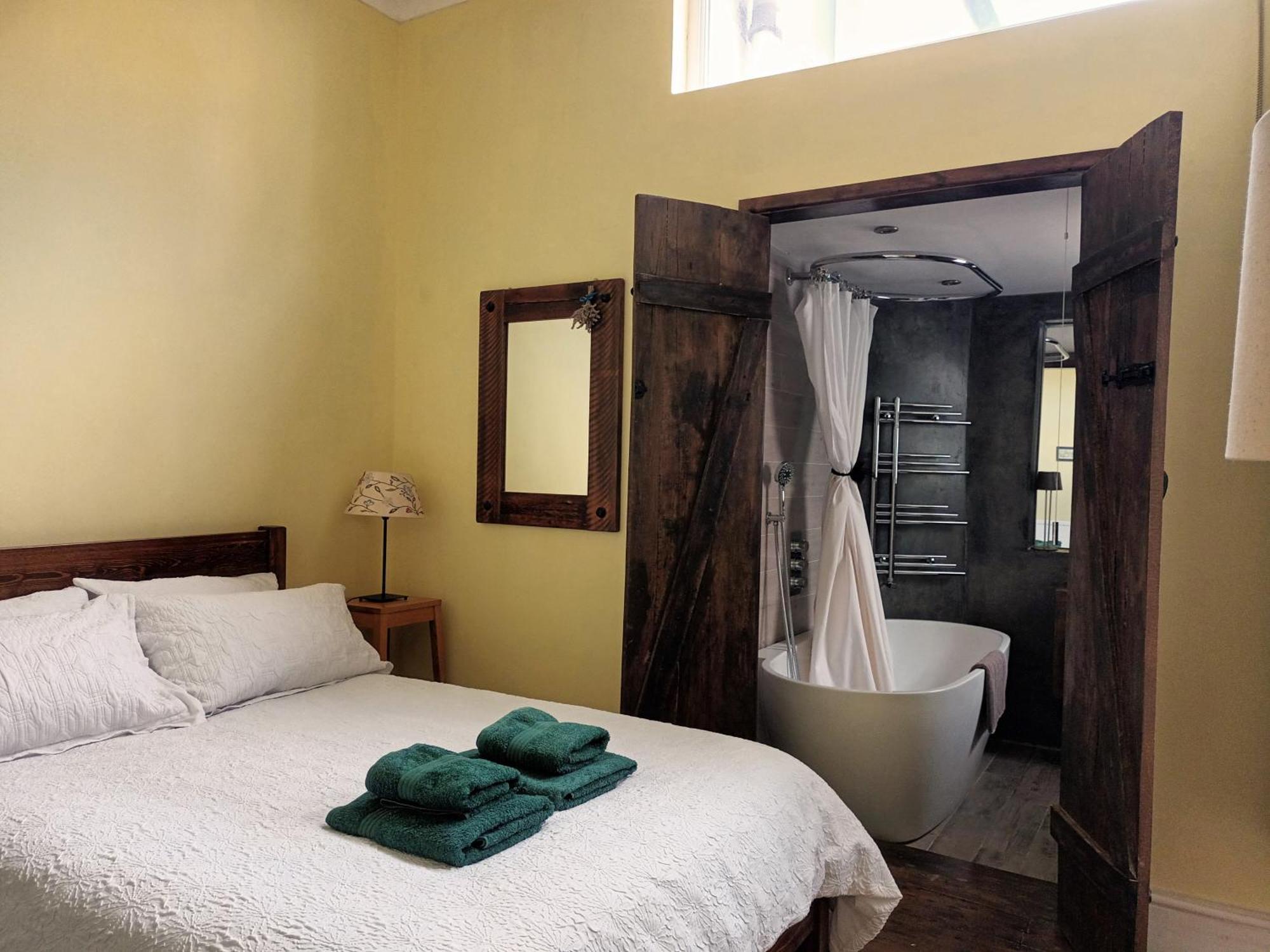 Room With Luxury Private Bathroom & Independent Entrance Near Tube ลอนดอน ภายนอก รูปภาพ