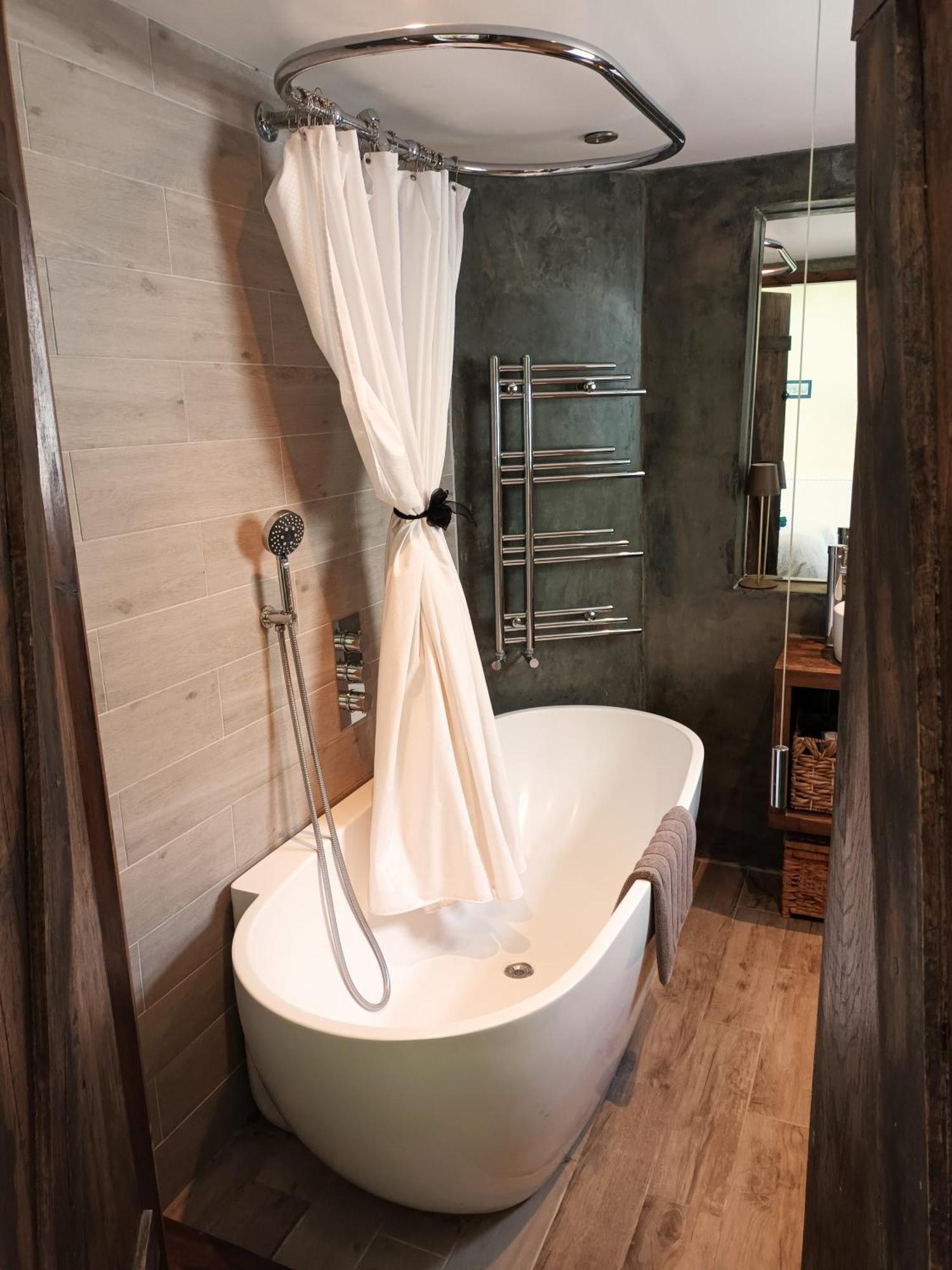 Room With Luxury Private Bathroom & Independent Entrance Near Tube ลอนดอน ภายนอก รูปภาพ