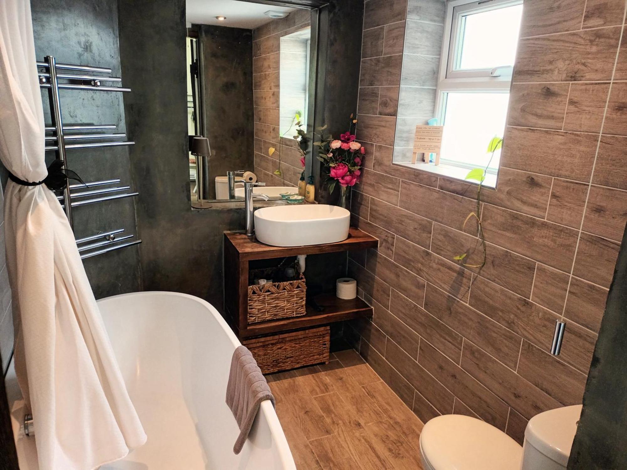 Room With Luxury Private Bathroom & Independent Entrance Near Tube ลอนดอน ภายนอก รูปภาพ