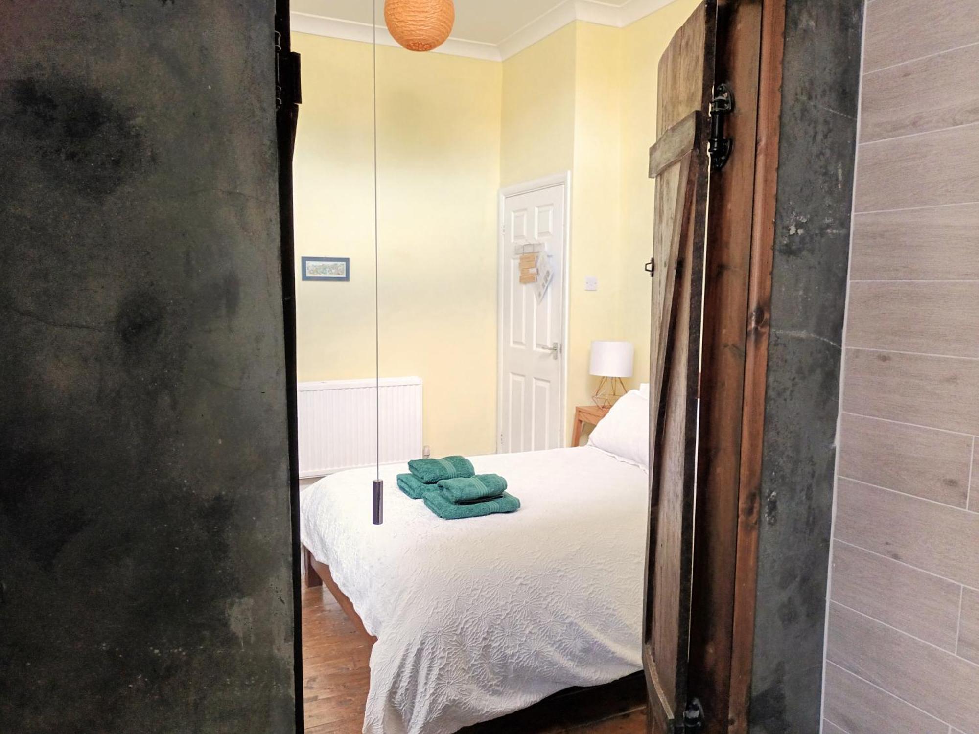 Room With Luxury Private Bathroom & Independent Entrance Near Tube ลอนดอน ภายนอก รูปภาพ